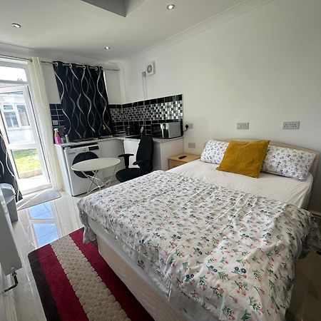 Luxury Ensuite Studio In Crayford Dartford Bexley London With Full Kitchen And Side Garden Alleyway Entrance Erith Экстерьер фото