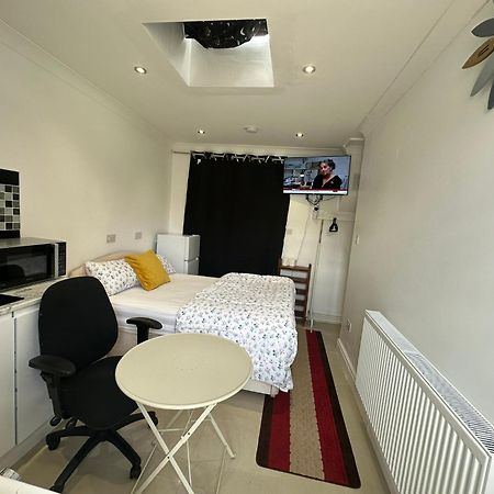 Luxury Ensuite Studio In Crayford Dartford Bexley London With Full Kitchen And Side Garden Alleyway Entrance Erith Экстерьер фото