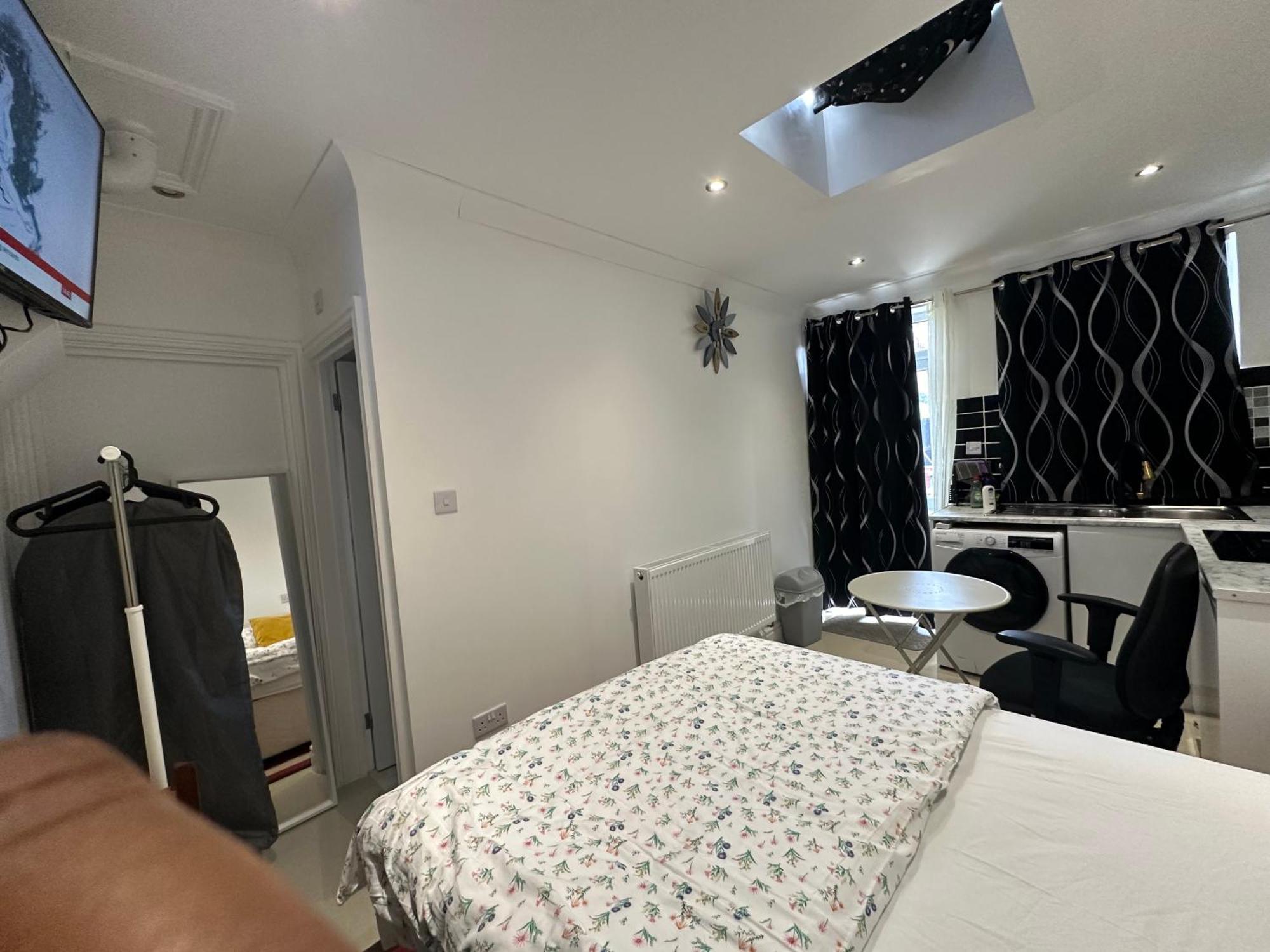 Luxury Ensuite Studio In Crayford Dartford Bexley London With Full Kitchen And Side Garden Alleyway Entrance Erith Экстерьер фото