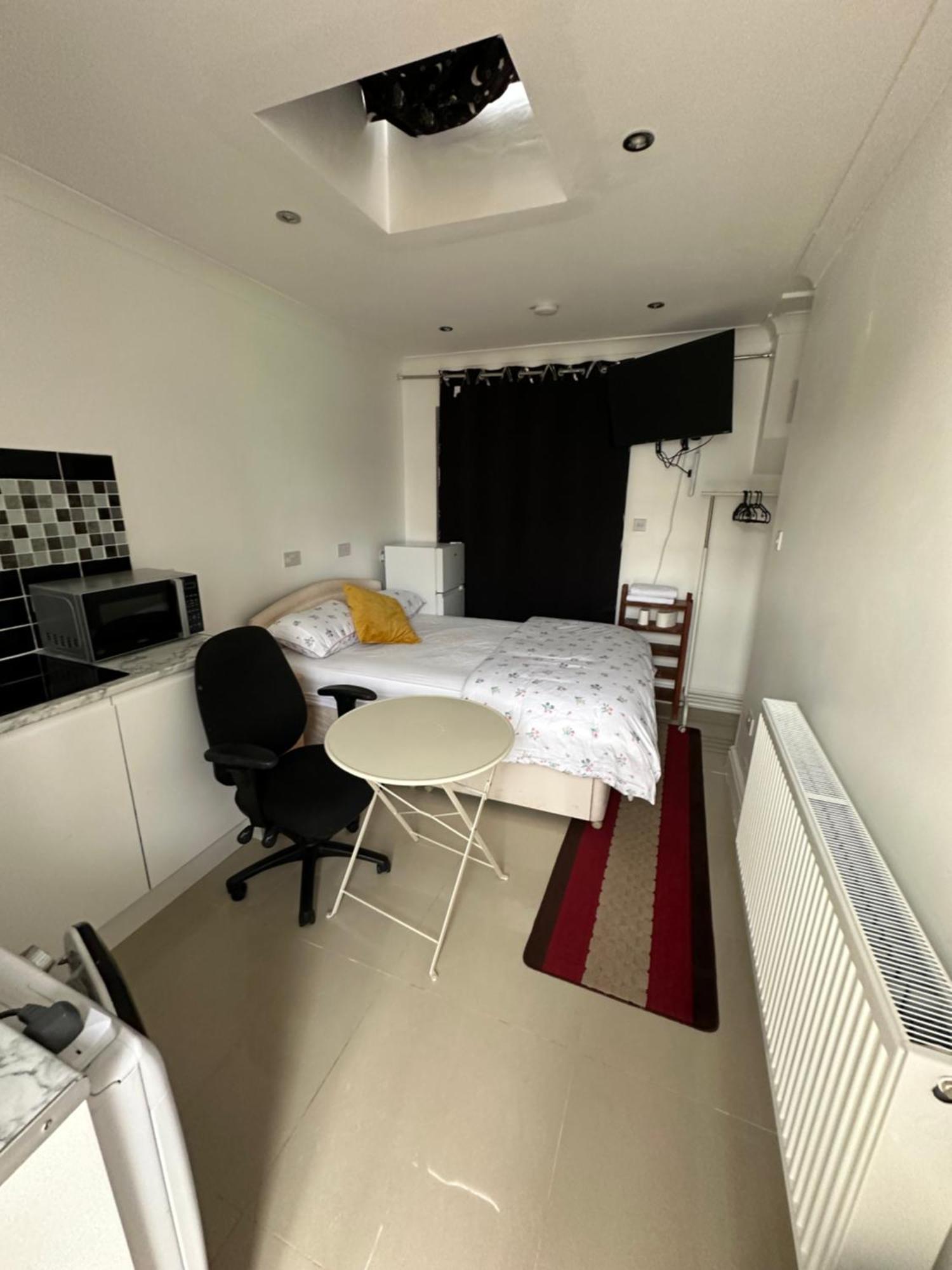 Luxury Ensuite Studio In Crayford Dartford Bexley London With Full Kitchen And Side Garden Alleyway Entrance Erith Экстерьер фото