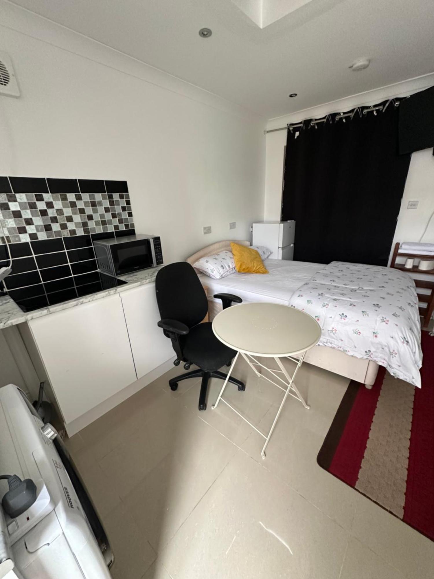 Luxury Ensuite Studio In Crayford Dartford Bexley London With Full Kitchen And Side Garden Alleyway Entrance Erith Экстерьер фото
