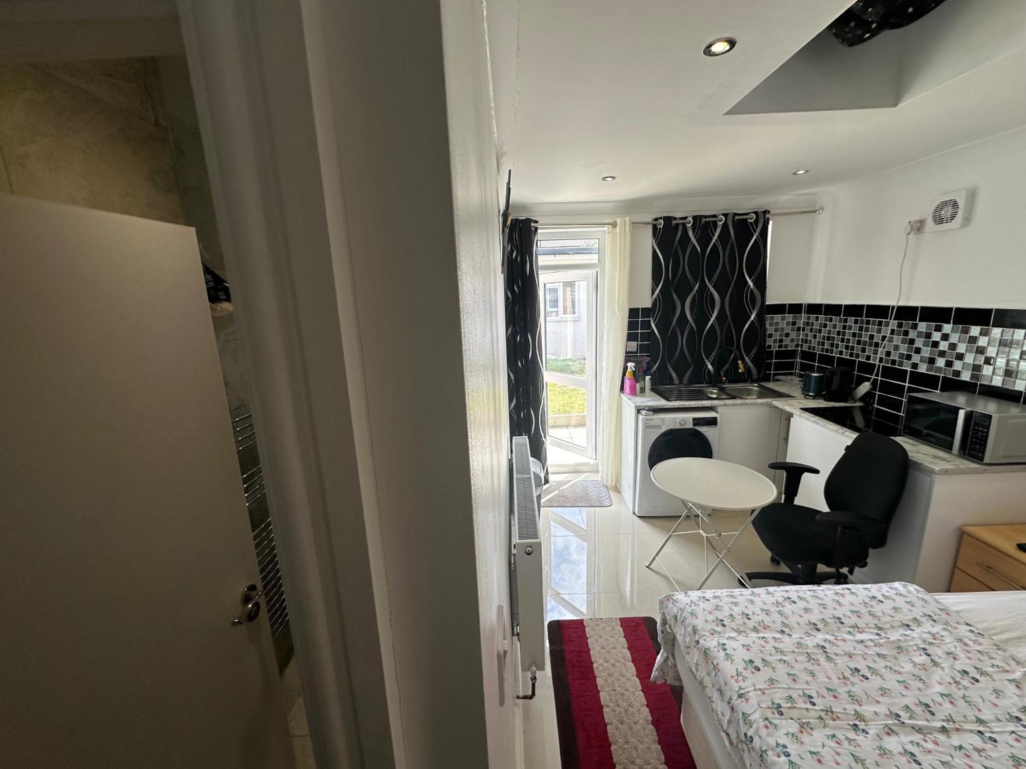 Luxury Ensuite Studio In Crayford Dartford Bexley London With Full Kitchen And Side Garden Alleyway Entrance Erith Экстерьер фото