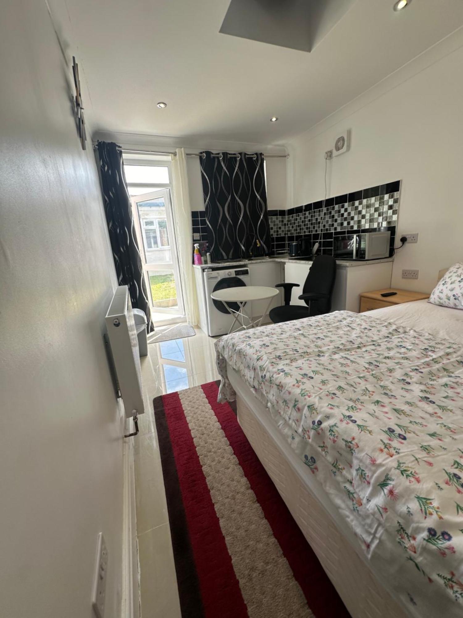 Luxury Ensuite Studio In Crayford Dartford Bexley London With Full Kitchen And Side Garden Alleyway Entrance Erith Экстерьер фото