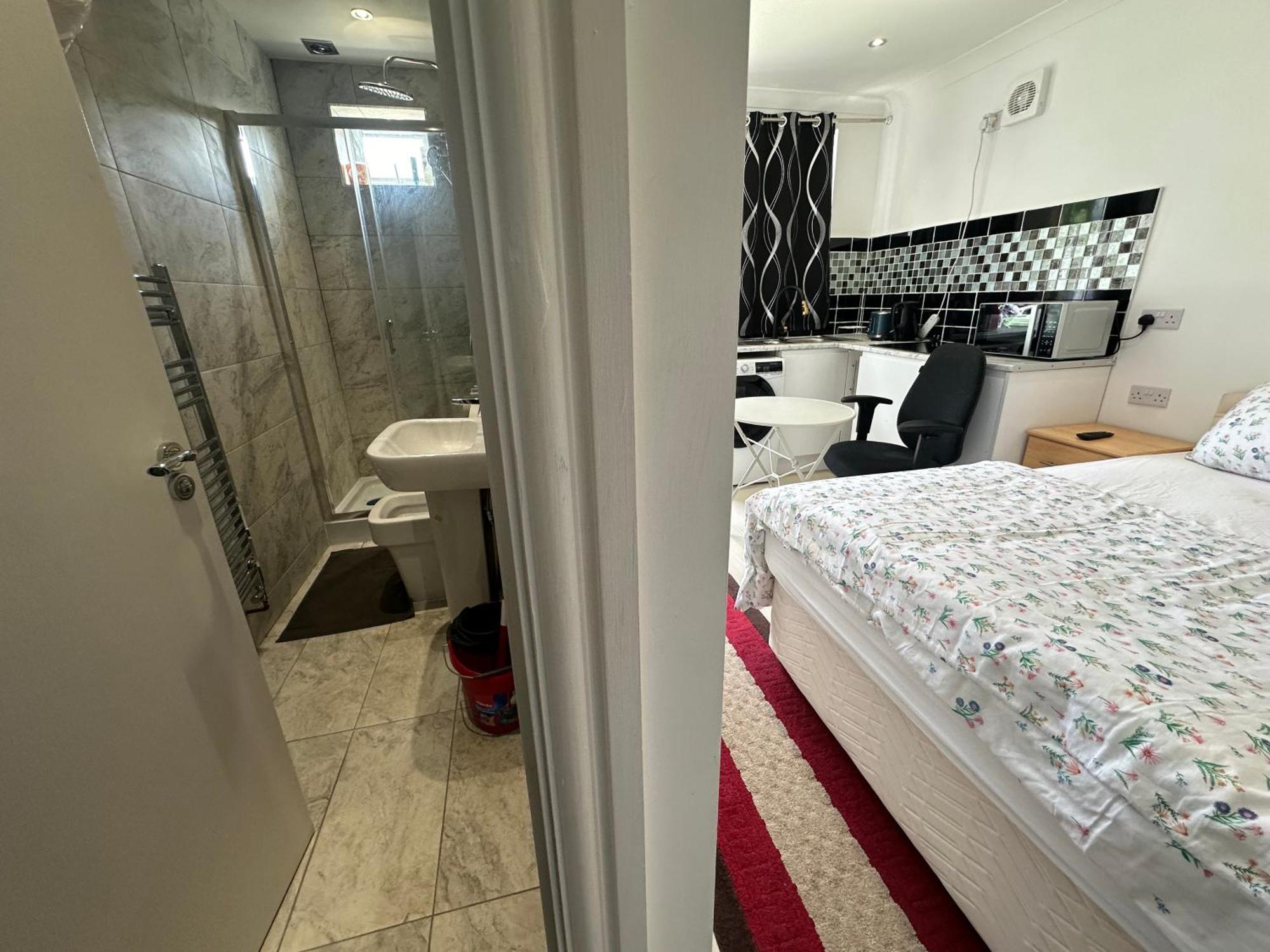 Luxury Ensuite Studio In Crayford Dartford Bexley London With Full Kitchen And Side Garden Alleyway Entrance Erith Экстерьер фото