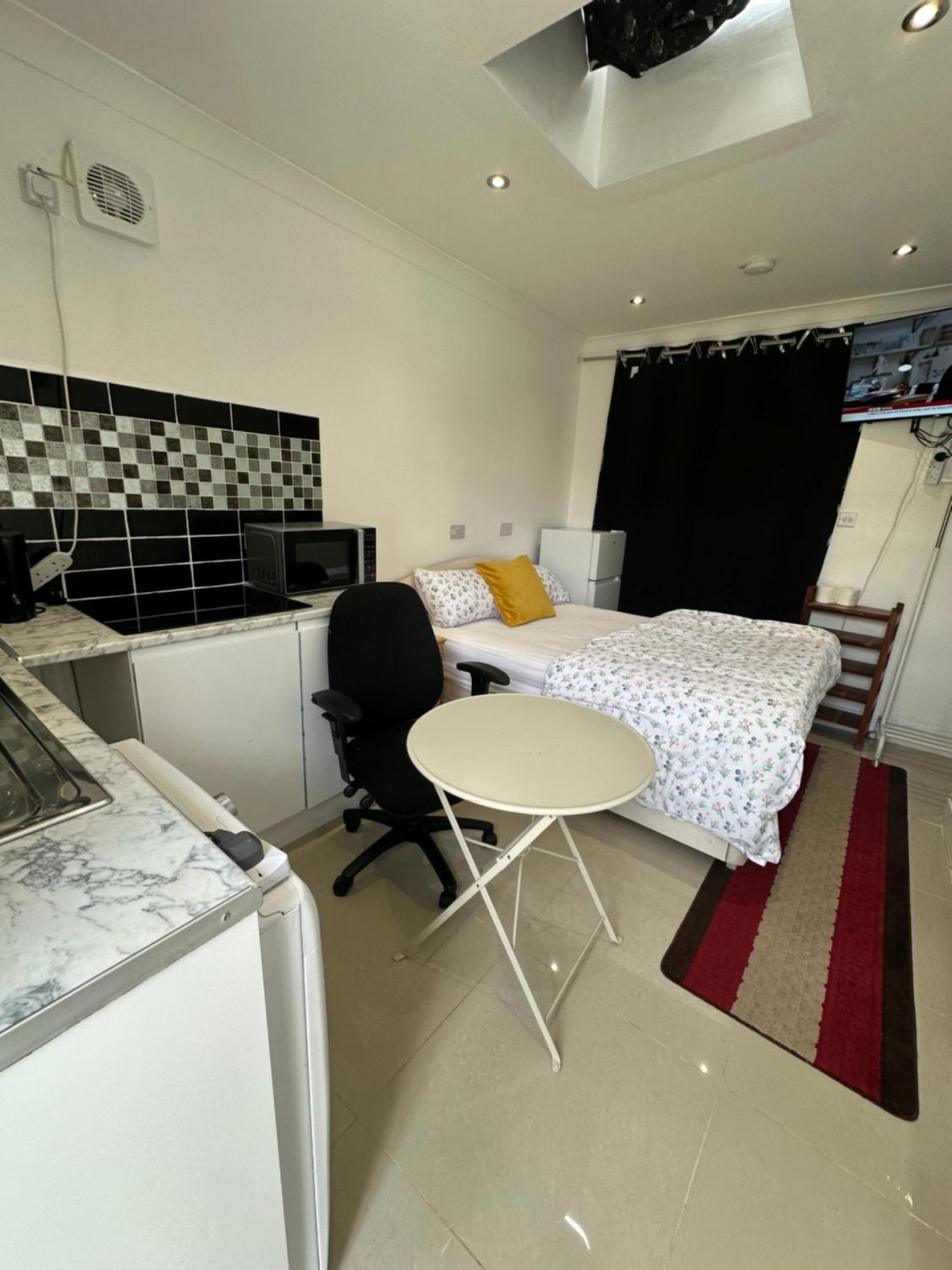 Luxury Ensuite Studio In Crayford Dartford Bexley London With Full Kitchen And Side Garden Alleyway Entrance Erith Экстерьер фото