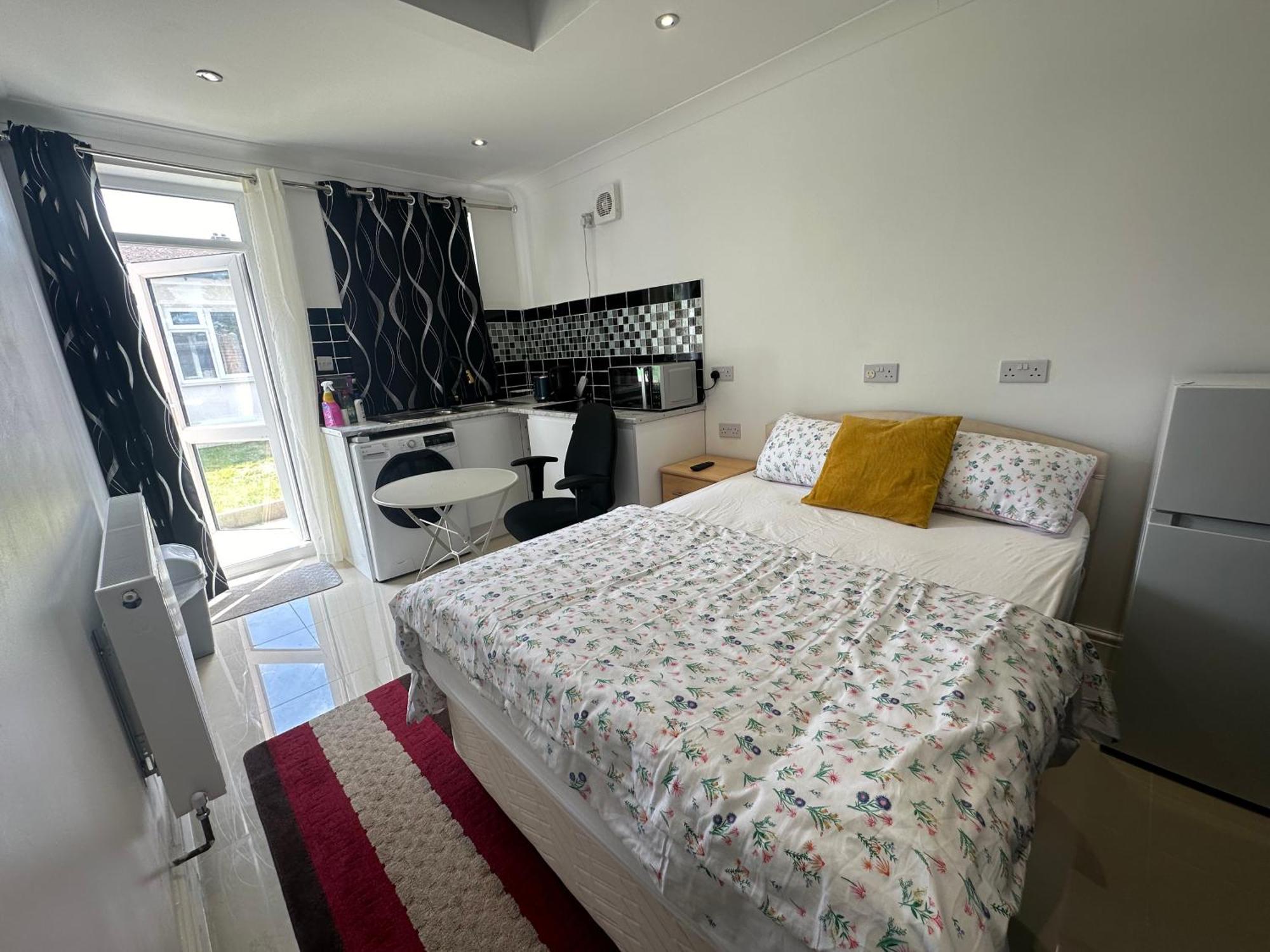 Luxury Ensuite Studio In Crayford Dartford Bexley London With Full Kitchen And Side Garden Alleyway Entrance Erith Экстерьер фото