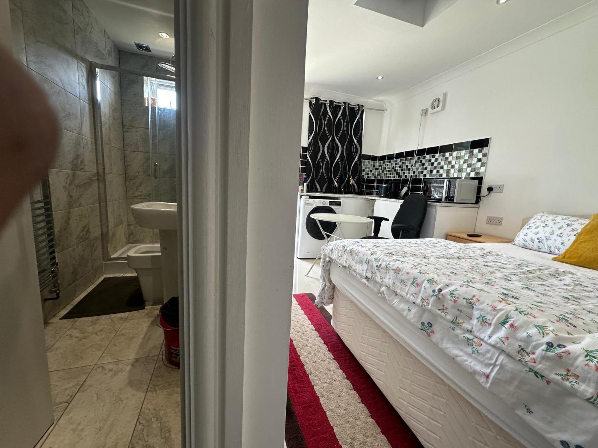 Luxury Ensuite Studio In Crayford Dartford Bexley London With Full Kitchen And Side Garden Alleyway Entrance Erith Экстерьер фото