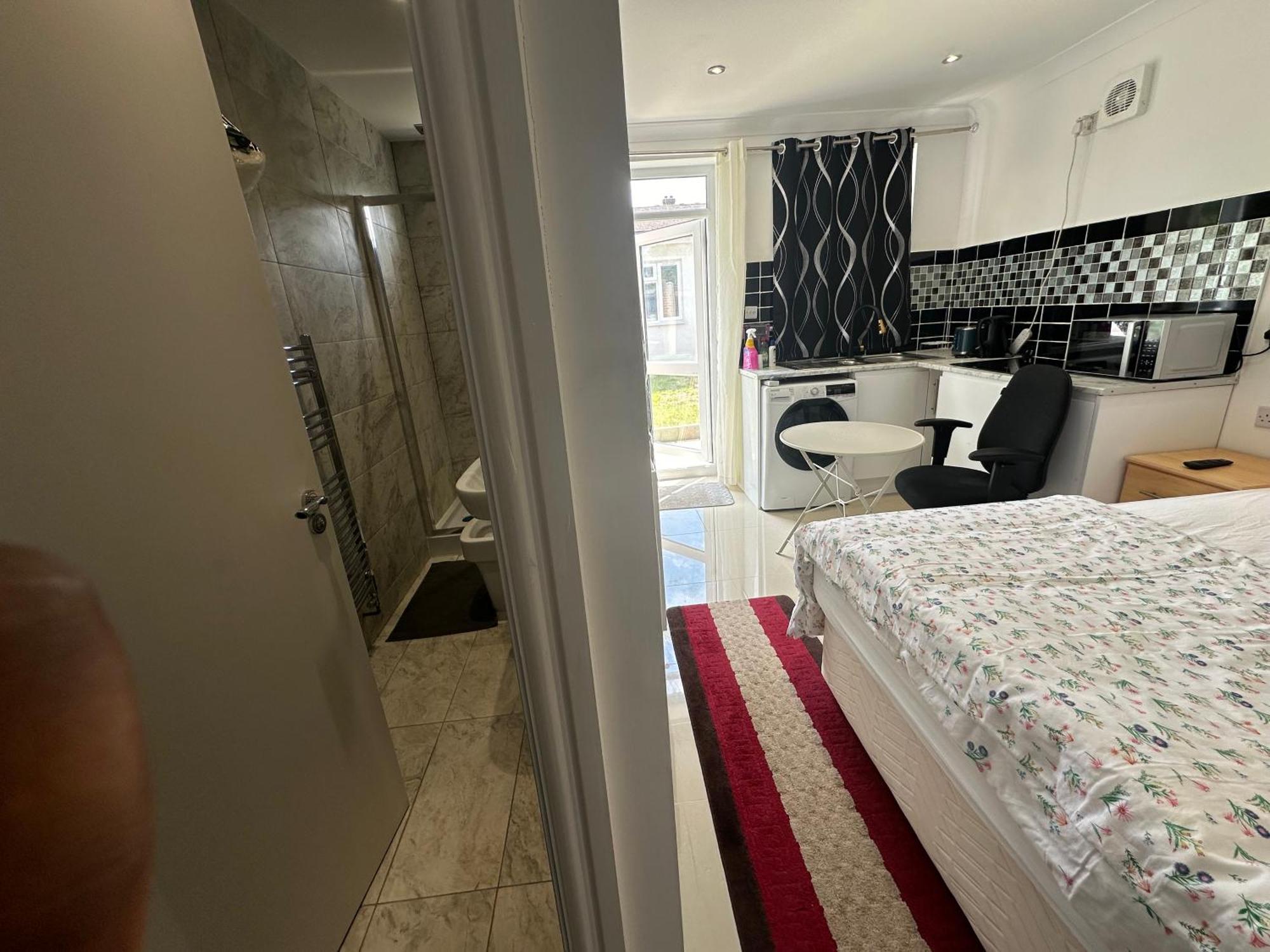 Luxury Ensuite Studio In Crayford Dartford Bexley London With Full Kitchen And Side Garden Alleyway Entrance Erith Экстерьер фото