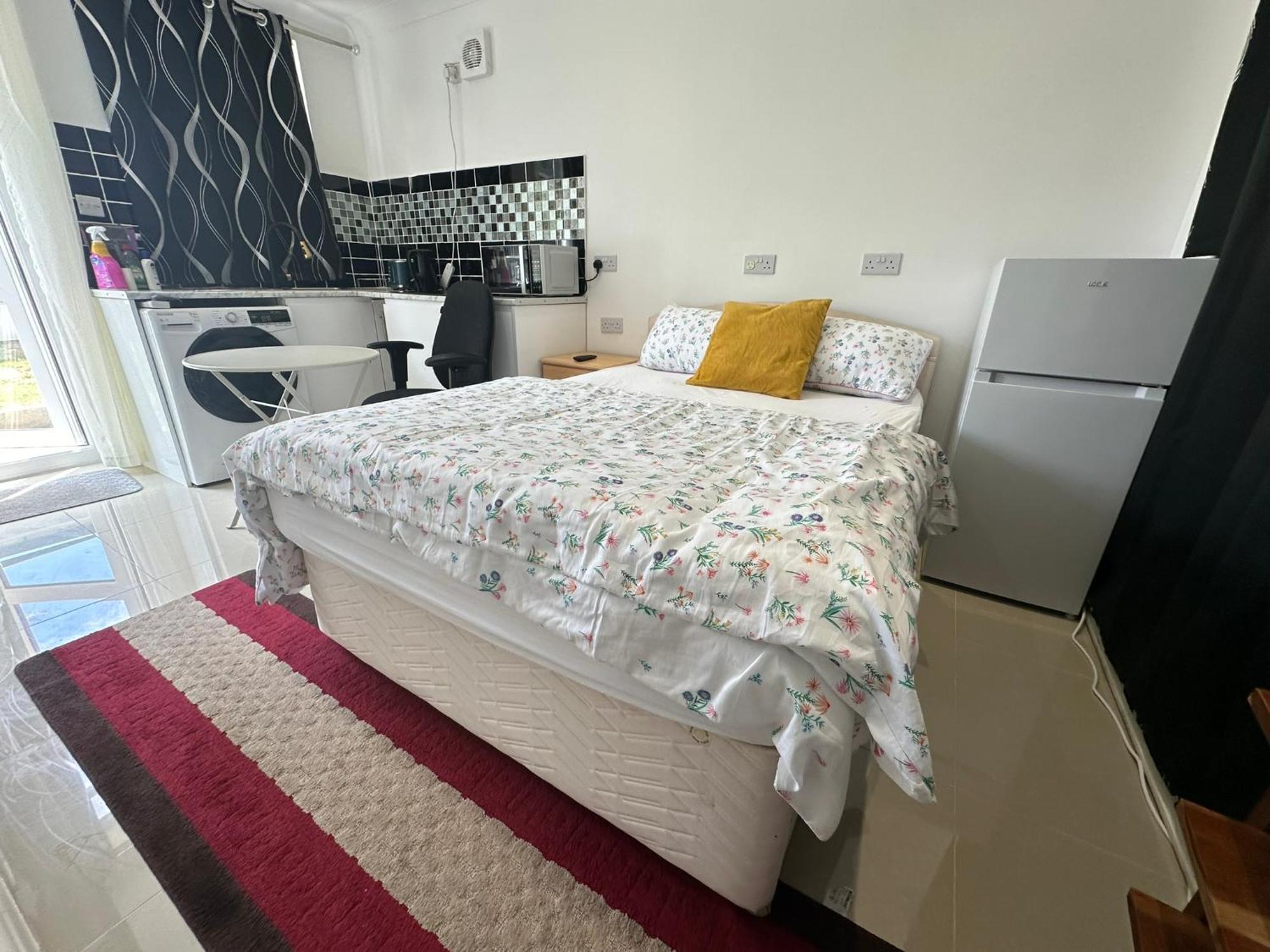 Luxury Ensuite Studio In Crayford Dartford Bexley London With Full Kitchen And Side Garden Alleyway Entrance Erith Экстерьер фото