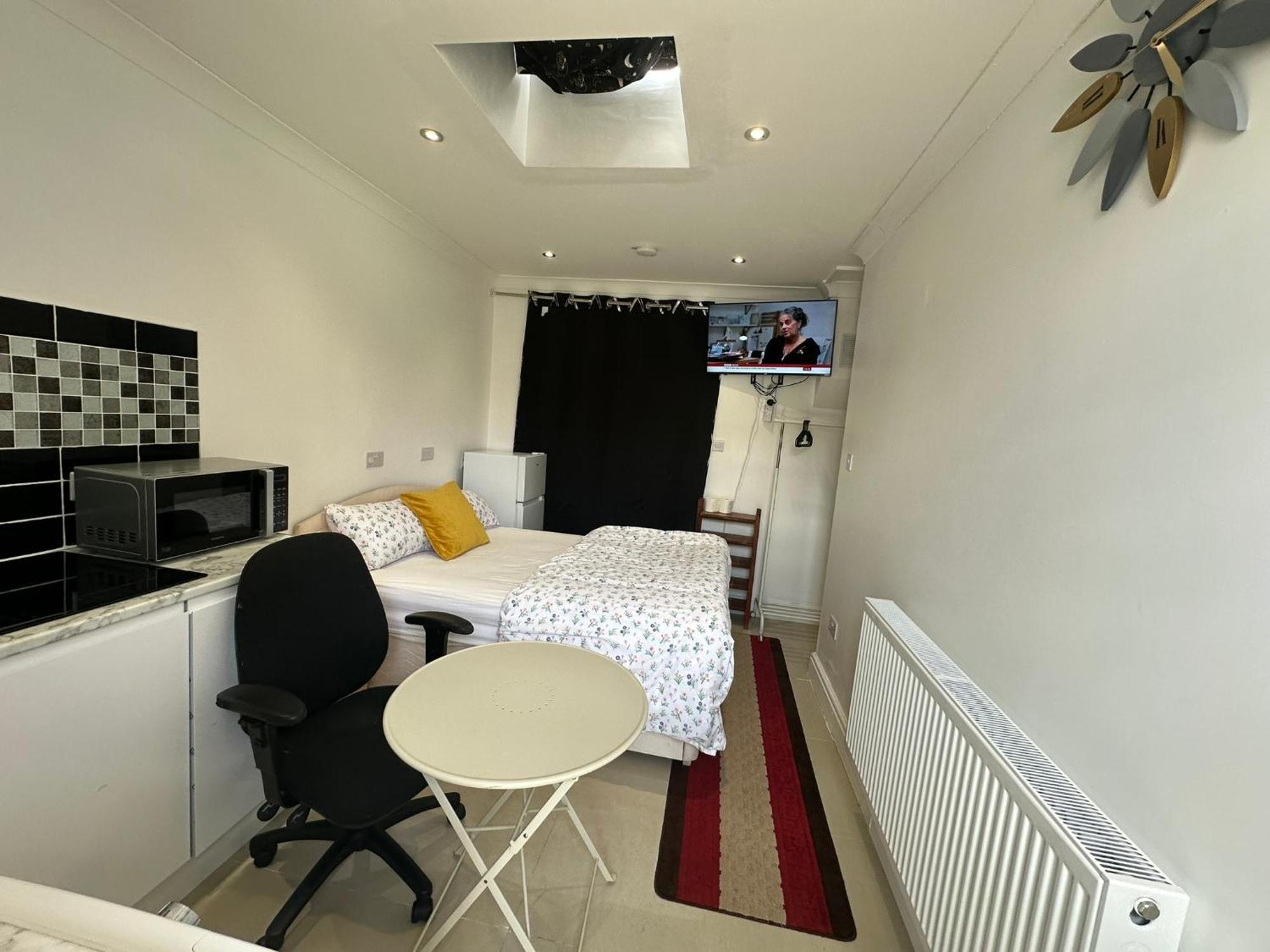 Luxury Ensuite Studio In Crayford Dartford Bexley London With Full Kitchen And Side Garden Alleyway Entrance Erith Экстерьер фото