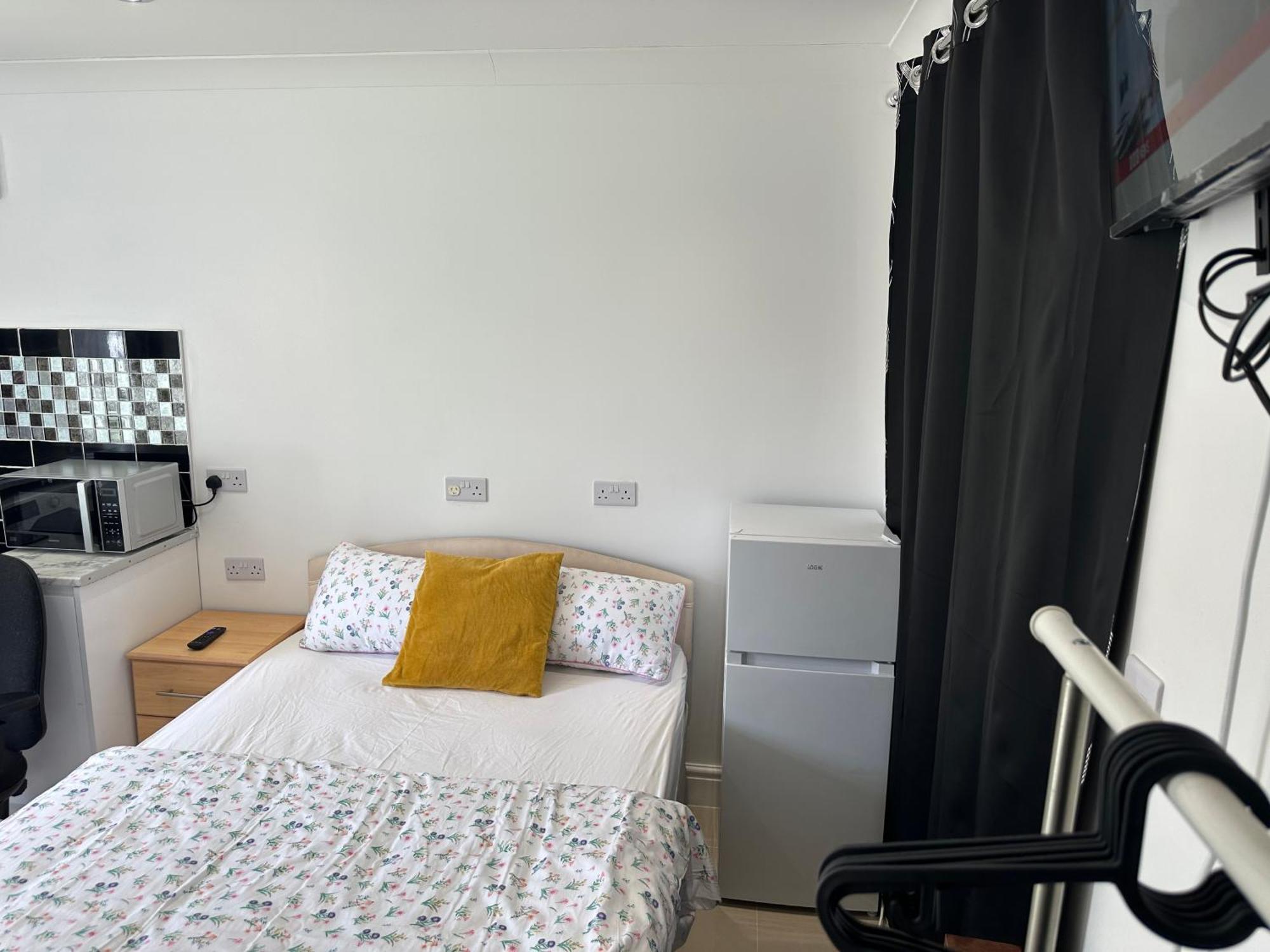 Luxury Ensuite Studio In Crayford Dartford Bexley London With Full Kitchen And Side Garden Alleyway Entrance Erith Экстерьер фото