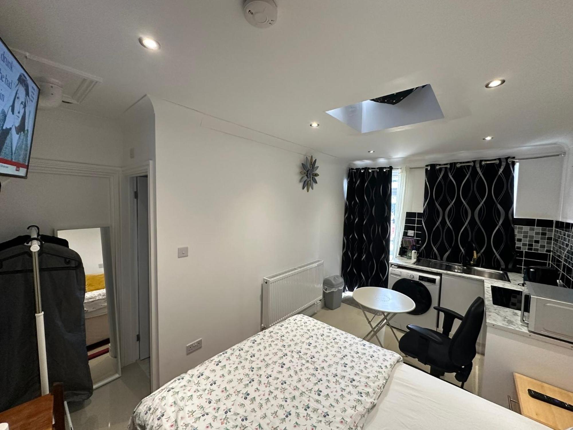 Luxury Ensuite Studio In Crayford Dartford Bexley London With Full Kitchen And Side Garden Alleyway Entrance Erith Экстерьер фото