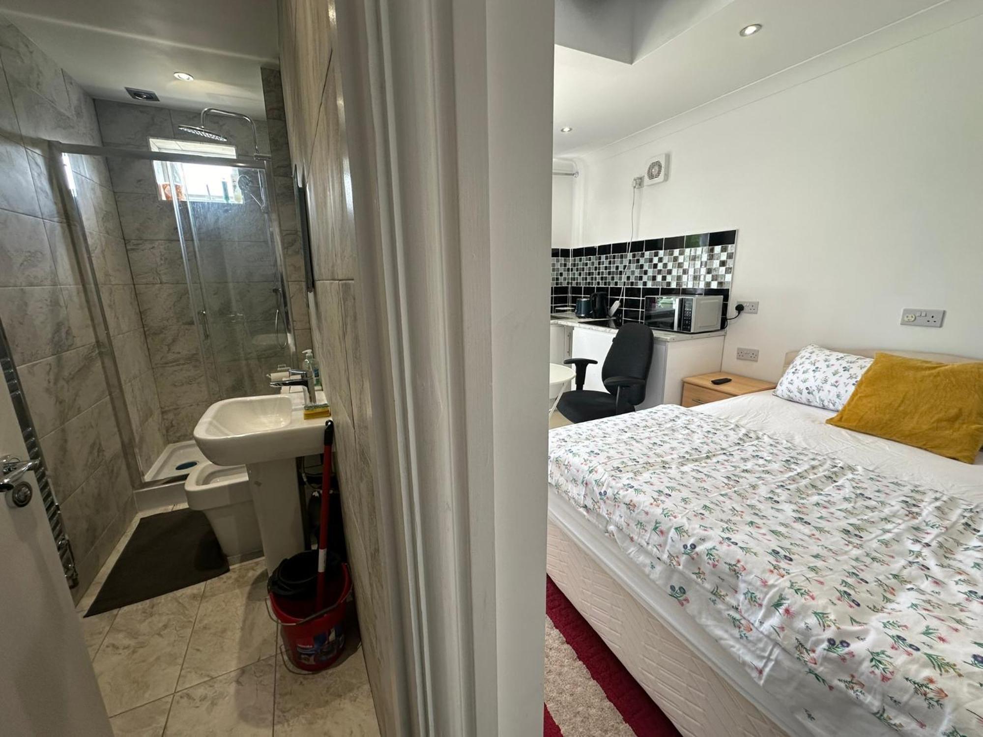 Luxury Ensuite Studio In Crayford Dartford Bexley London With Full Kitchen And Side Garden Alleyway Entrance Erith Экстерьер фото