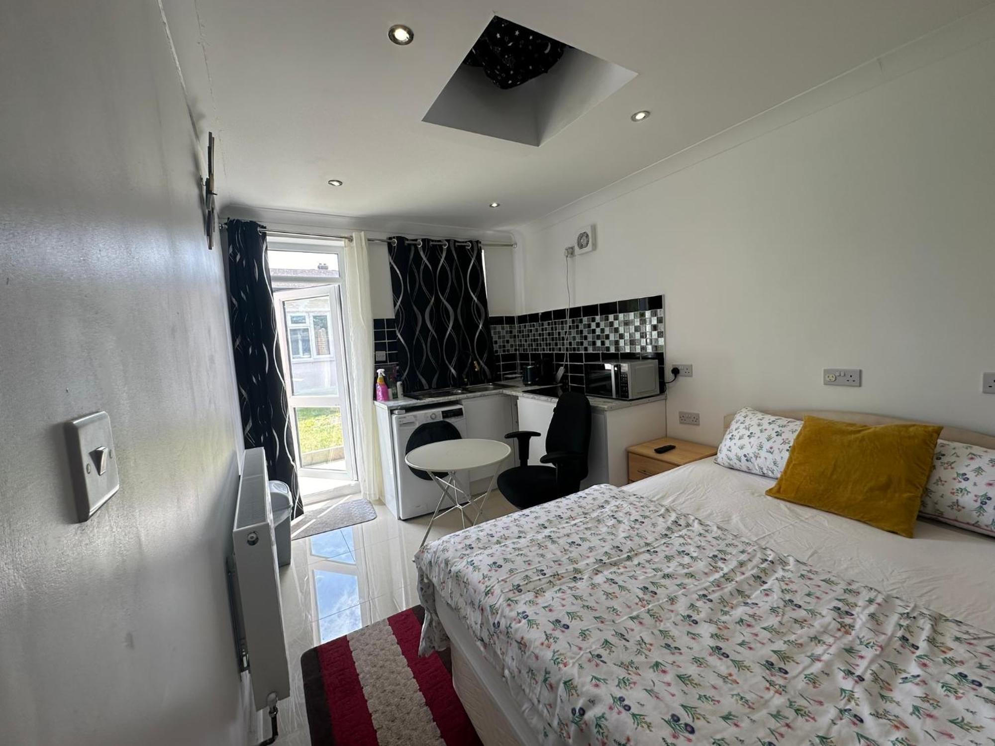 Luxury Ensuite Studio In Crayford Dartford Bexley London With Full Kitchen And Side Garden Alleyway Entrance Erith Экстерьер фото