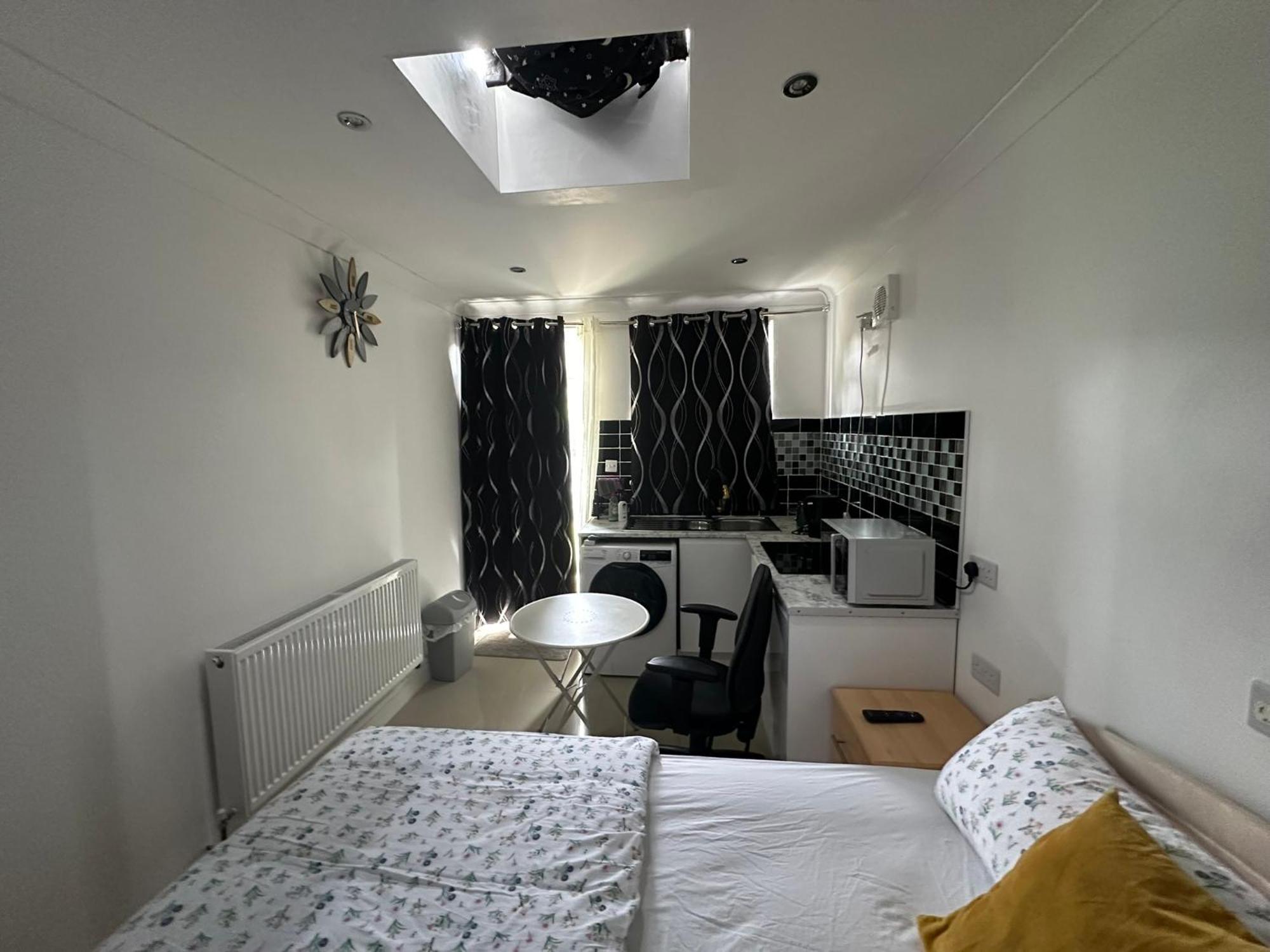 Luxury Ensuite Studio In Crayford Dartford Bexley London With Full Kitchen And Side Garden Alleyway Entrance Erith Экстерьер фото