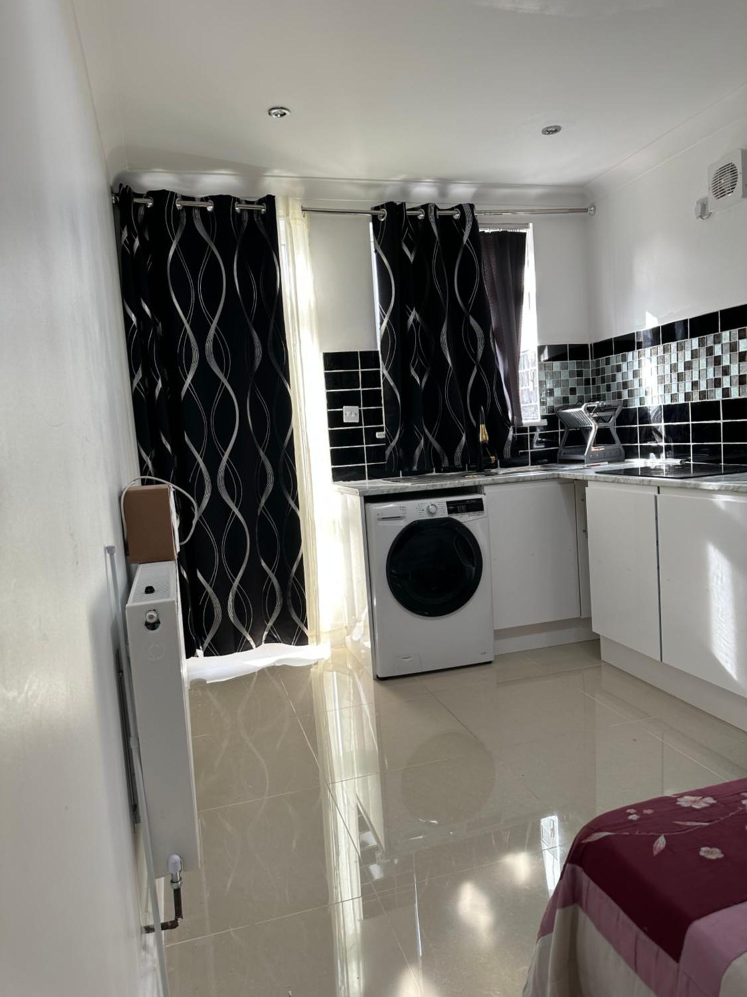 Luxury Ensuite Studio In Crayford Dartford Bexley London With Full Kitchen And Side Garden Alleyway Entrance Erith Экстерьер фото