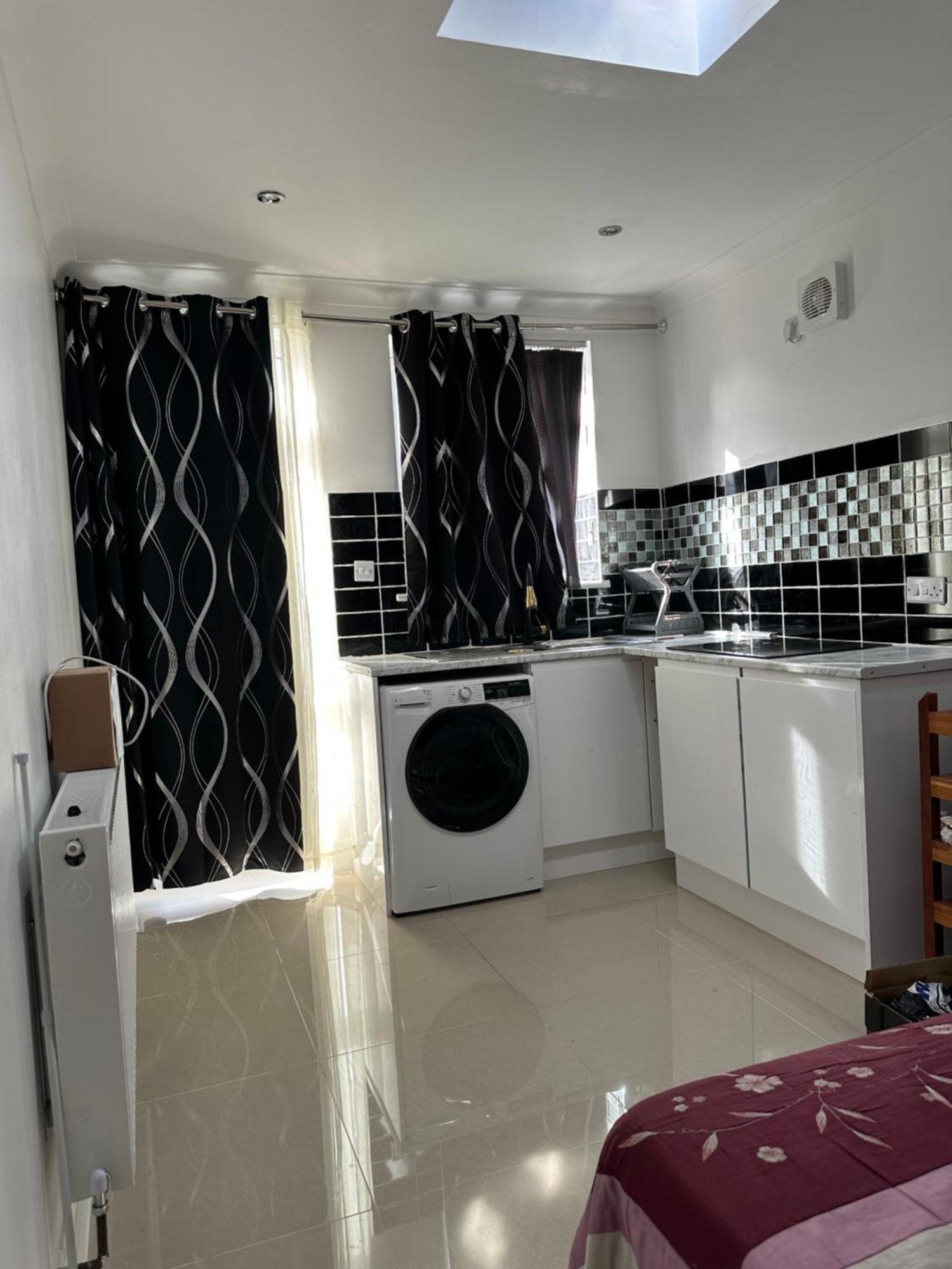 Luxury Ensuite Studio In Crayford Dartford Bexley London With Full Kitchen And Side Garden Alleyway Entrance Erith Экстерьер фото