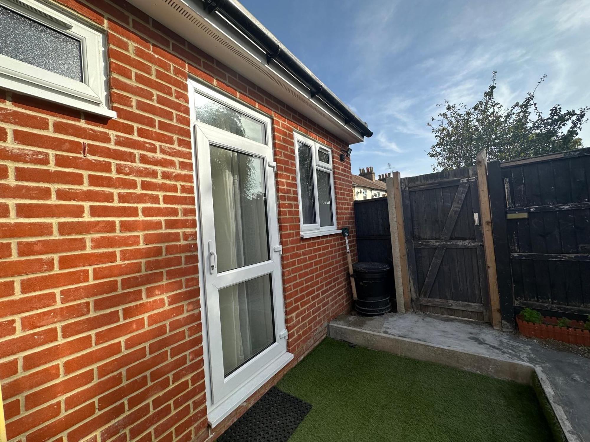 Luxury Ensuite Studio In Crayford Dartford Bexley London With Full Kitchen And Side Garden Alleyway Entrance Erith Экстерьер фото