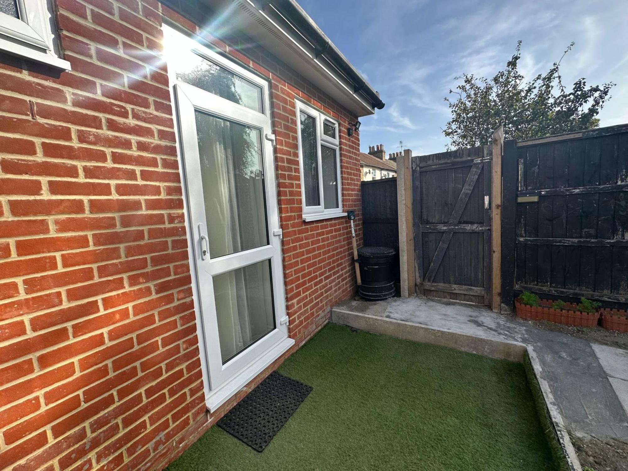 Luxury Ensuite Studio In Crayford Dartford Bexley London With Full Kitchen And Side Garden Alleyway Entrance Erith Экстерьер фото